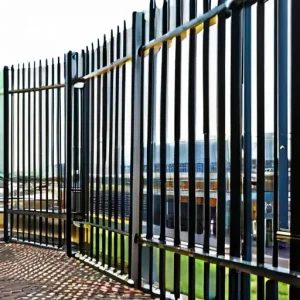 Применение металлов в городской среде: от ограждений и опор до коммуникаций