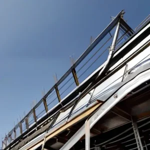 Металлы в строительстве зданий: как формируется прочный и долговечный каркас